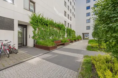 Ogród w obiekcie Nowoczesny Apartament z Parkingiem Warszawa Mokotów by Noclegi Renters