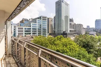Budynek, w którym mieści się apartament