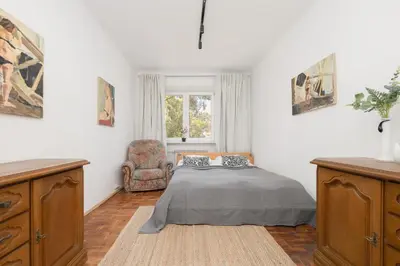 Łóżko lub łóżka w pokoju w obiekcie Przytulny i Tradycyjny Apartament na Parterze w Centrum Warszawy by Noclegi Renters