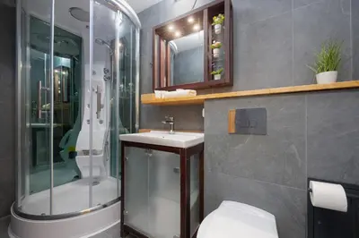 Łazienka w obiekcie Przytulny i Tradycyjny Apartament na Parterze w Centrum Warszawy by Noclegi Renters