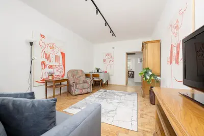 Telewizja i/lub zestaw kina domowego w obiekcie Przytulny i Tradycyjny Apartament na Parterze w Centrum Warszawy by Noclegi Renters