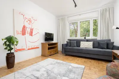 Telewizja i/lub zestaw kina domowego w obiekcie Przytulny i Tradycyjny Apartament na Parterze w Centrum Warszawy by Noclegi Renters
