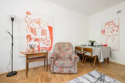Część wypoczynkowa w obiekcie Przytulny i Tradycyjny Apartament na Parterze w Centrum Warszawy by Noclegi Renters