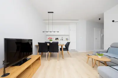 Telewizja i/lub zestaw kina domowego w obiekcie Stacja Wola Nowoczesny Apartament z Balkonem i Parkingiem Warszawa by Noclegi Renters