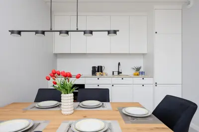 Kuchnia lub aneks kuchenny w obiekcie Stacja Wola Nowoczesny Apartament z Balkonem i Parkingiem Warszawa by Noclegi Renters
