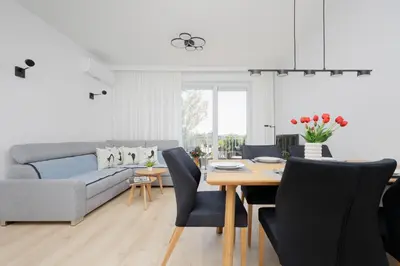 Część wypoczynkowa w obiekcie Stacja Wola Nowoczesny Apartament z Balkonem i Parkingiem Warszawa by Noclegi Renters