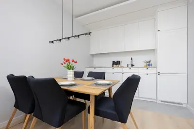 Kuchnia lub aneks kuchenny w obiekcie Stacja Wola Nowoczesny Apartament z Balkonem i Parkingiem Warszawa by Noclegi Renters