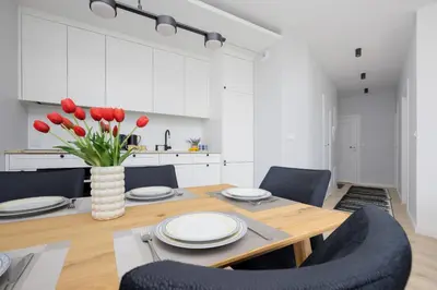 Kuchnia lub aneks kuchenny w obiekcie Stacja Wola Nowoczesny Apartament z Balkonem i Parkingiem Warszawa by Noclegi Renters