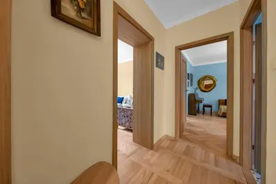 Plan piętra w obiekcie 70m2 Warsaw Wola Apartment - Top Location, 2 Bedrooms, 1st Floor - by Rentujemy