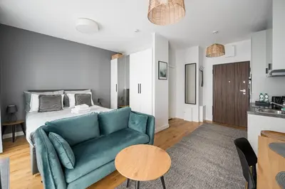 Kuchnia lub aneks kuchenny w obiekcie Wola Pawia Comfort Studio by BookingHost