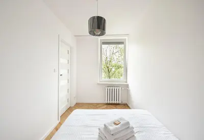 Łóżko lub łóżka w pokoju w obiekcie Nowa Praga Standard Apartment by BookingHost