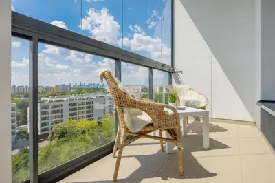 Balkon lub taras w obiekcie Nowoczesny Apartament z Parkingiem na Pradze Południe w Warszawie by Noclegi Renters