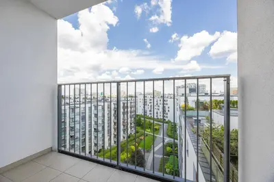 Balkon lub taras w obiekcie Nowoczesny Apartament z Parkingiem na Pradze Południe w Warszawie by Noclegi Renters