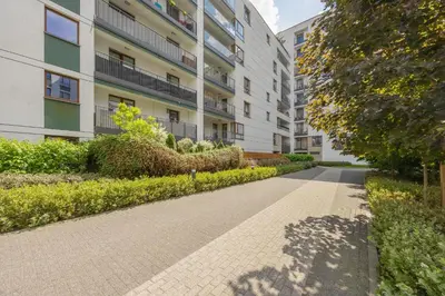 Ogród w obiekcie Nowoczesny Apartament z Parkingiem na Pradze Południe w Warszawie by Noclegi Renters