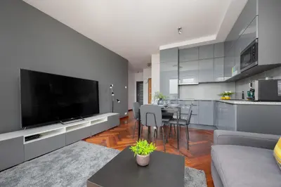 Telewizja i/lub zestaw kina domowego w obiekcie Nowoczesny Apartament z Parkingiem na Pradze Południe w Warszawie by Noclegi Renters