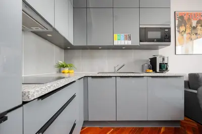 Kuchnia lub aneks kuchenny w obiekcie Nowoczesny Apartament z Parkingiem na Pradze Południe w Warszawie by Noclegi Renters