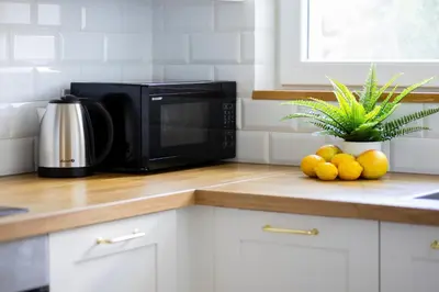 Kuchnia lub aneks kuchenny w obiekcie Przytulny Apartament z Balkonem i Klimatyzacją by Noclegi Renters