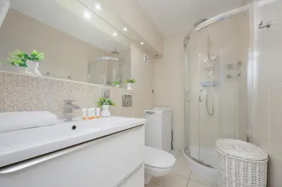 Łazienka w obiekcie Przytulny Apartament z Balkonem i Klimatyzacją by Noclegi Renters