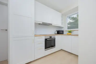 Kuchnia lub aneks kuchenny w obiekcie Przytulny Apartament z Balkonem i Klimatyzacją by Noclegi Renters