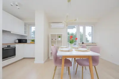 Kuchnia lub aneks kuchenny w obiekcie Przytulny Apartament z Balkonem i Klimatyzacją by Noclegi Renters