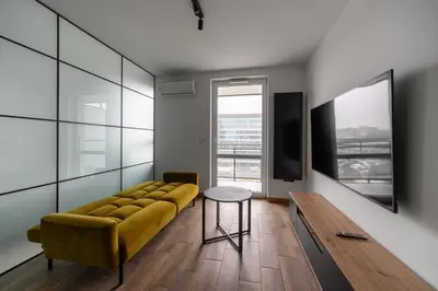 Telewizja i/lub zestaw kina domowego w obiekcie Nowy Komfortowy Apartament Warszawa Wiktoryn 6A, TV Smart, 72