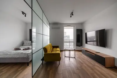Łóżko lub łóżka w pokoju w obiekcie Nowy Komfortowy Apartament Warszawa Wiktoryn 6A, TV Smart, 72