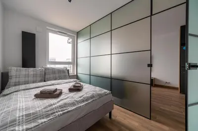 Łóżko lub łóżka w pokoju w obiekcie Nowy Komfortowy Apartament Warszawa Wiktoryn 6A, TV Smart, 72