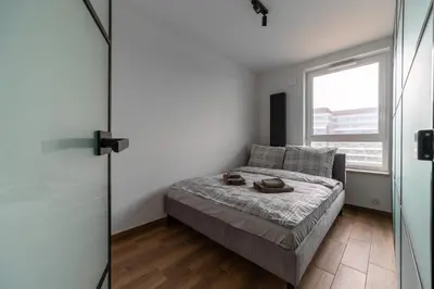 Łóżko lub łóżka w pokoju w obiekcie Nowy Komfortowy Apartament Warszawa Wiktoryn 6A, TV Smart, 72