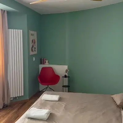 A1 - Kings Big Room - Warsaw City Haven - Shared Bathrooms - self check-in
