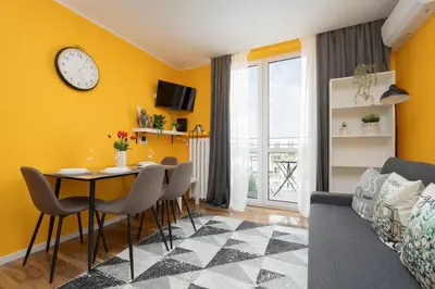 Telewizja i/lub zestaw kina domowego w obiekcie Apartament na Alejach Jerozolimskich przy Pałacu Kultury i Nauki by Noclegi Renters