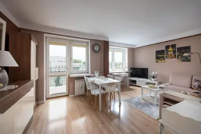 Telewizja i/lub zestaw kina domowego w obiekcie National Stadium Comfy Apartment by BookingHost