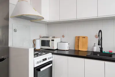Kuchnia lub aneks kuchenny w obiekcie National Stadium Comfy Apartment by BookingHost