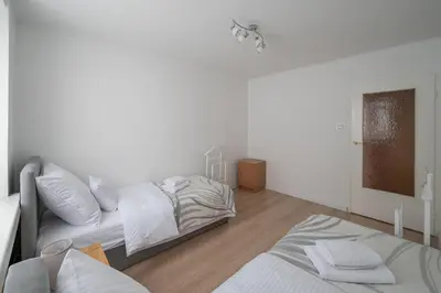 Łóżko lub łóżka w pokoju w obiekcie National Stadium Comfy Apartment by BookingHost