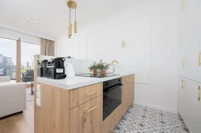 Kuchnia lub aneks kuchenny w obiekcie Nowoczesne Apartamenty z Balkonem Kolejowa NU Warszawa Wola by Noclegi Renters