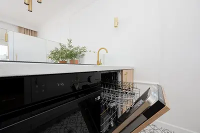 Kuchnia lub aneks kuchenny w obiekcie Nowoczesne Apartamenty z Balkonem Kolejowa NU Warszawa Wola by Noclegi Renters