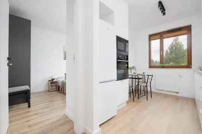Kuchnia lub aneks kuchenny w obiekcie Nowoczesny Apartament WorkSpace Solipska z Parkingiem by Noclegi Renters