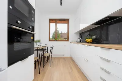 Kuchnia lub aneks kuchenny w obiekcie Nowoczesny Apartament WorkSpace Solipska z Parkingiem by Noclegi Renters