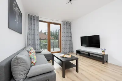Telewizja i/lub zestaw kina domowego w obiekcie Nowoczesny Apartament WorkSpace Solipska z Parkingiem by Noclegi Renters