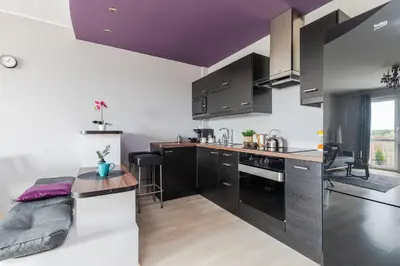 Kuchnia lub aneks kuchenny w obiekcie SuperApart Pożarowa 3B, parking