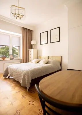Łóżko lub łóżka w pokoju w obiekcie KOMFORTOWY APARTAMENT W ŚCISŁYM CENTRUM WARSZAWY Comfortable apartment in the very center of Warsaw