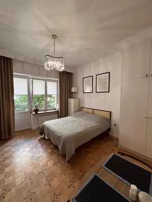 Łóżko lub łóżka w pokoju w obiekcie KOMFORTOWY APARTAMENT W ŚCISŁYM CENTRUM WARSZAWY Comfortable apartment in the very center of Warsaw