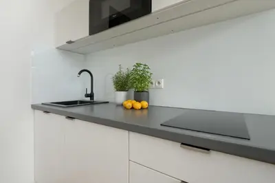Kuchnia lub aneks kuchenny w obiekcie Gagarina Warszawa Przytulne Studio by Noclegi Renters