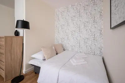 Łóżko lub łóżka w pokoju w obiekcie Metro Stokłosy Comfort Studio by BookingHost