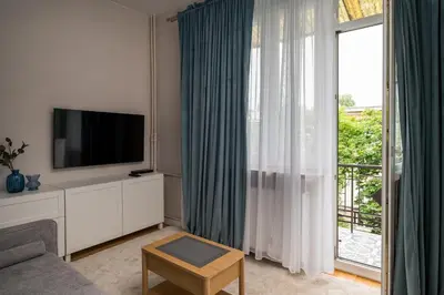 Telewizja i/lub zestaw kina domowego w obiekcie Wola Ratusz Homely Apartment by BookingHost