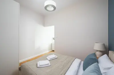 Łóżko lub łóżka w pokoju w obiekcie Wola Ratusz Homely Apartment by BookingHost