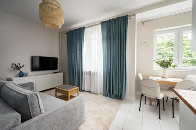 Telewizja i/lub zestaw kina domowego w obiekcie Wola Ratusz Homely Apartment by BookingHost