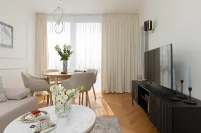 Telewizja i/lub zestaw kina domowego w obiekcie Senatorska Apartment Warsaw by Noclegi Renters