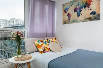 Łóżko lub łóżka w pokoju w obiekcie Lavender Studios City Centre Grzybowska