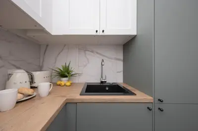 Kuchnia lub aneks kuchenny w obiekcie Elegancki Apartament dla 4 osób w Warszawie by Noclegi Renters