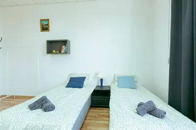 Łóżko lub łóżka w pokoju w obiekcie Hostel Metro Kabaty
